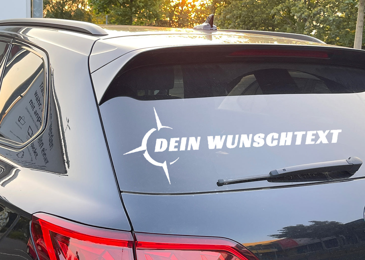 Kompass mit individuellem Text - selbstklebender Vinyl-Aufkleber - Aufkleber für Autofenster / -tür